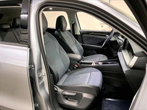 Used 2025 Volkswagen Tiguan SE w/ Panoramic Sunroof Package image 10