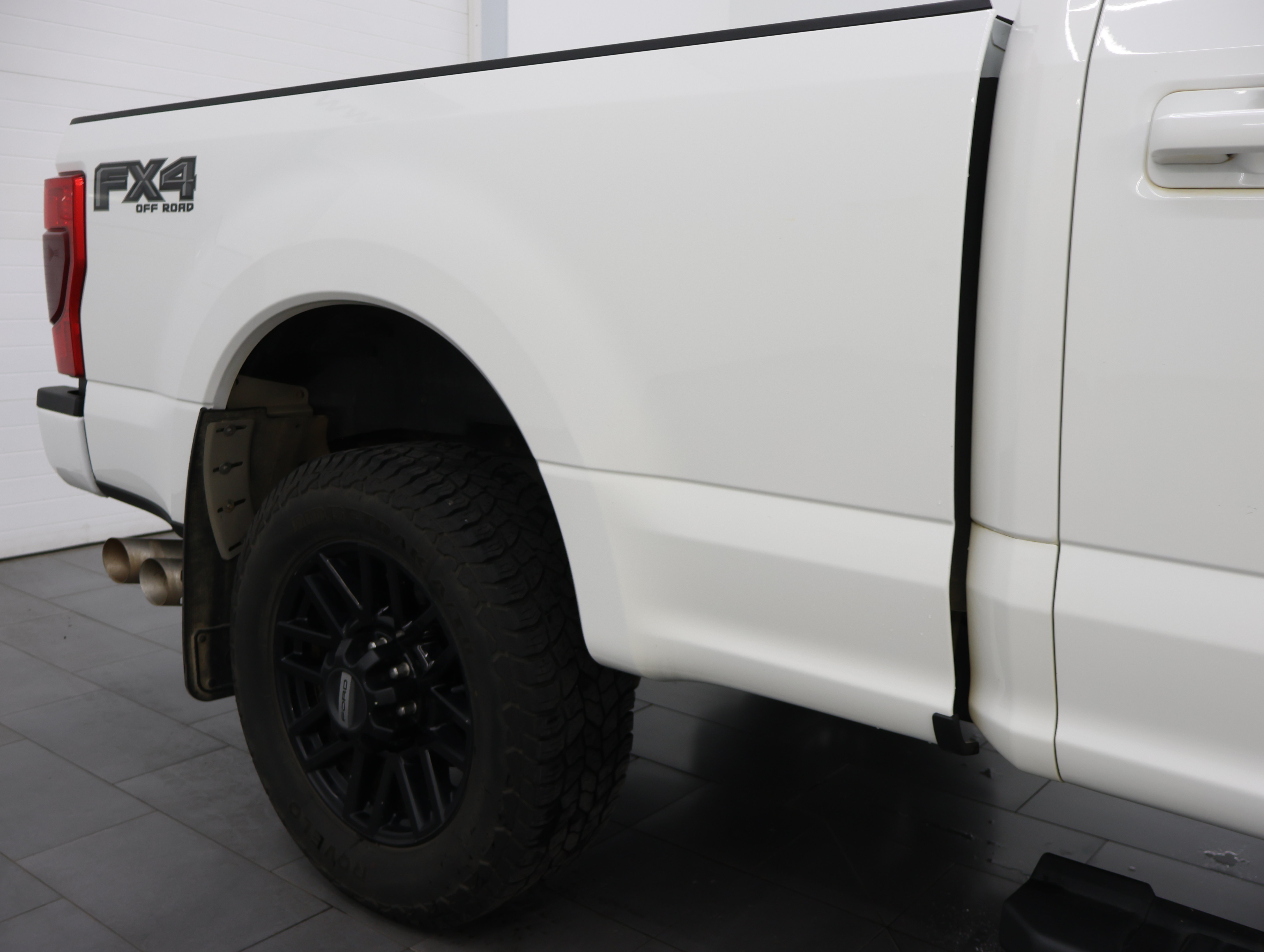 Used 2022 Ford F350 Lariat w/ Black Appearance Package AWD/4WD image 23