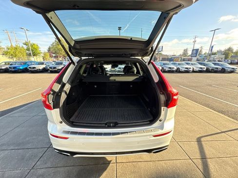 Used 2018 Volvo XC60 T8 R-Design w/ Convenience Package AWD/4WD image 8
