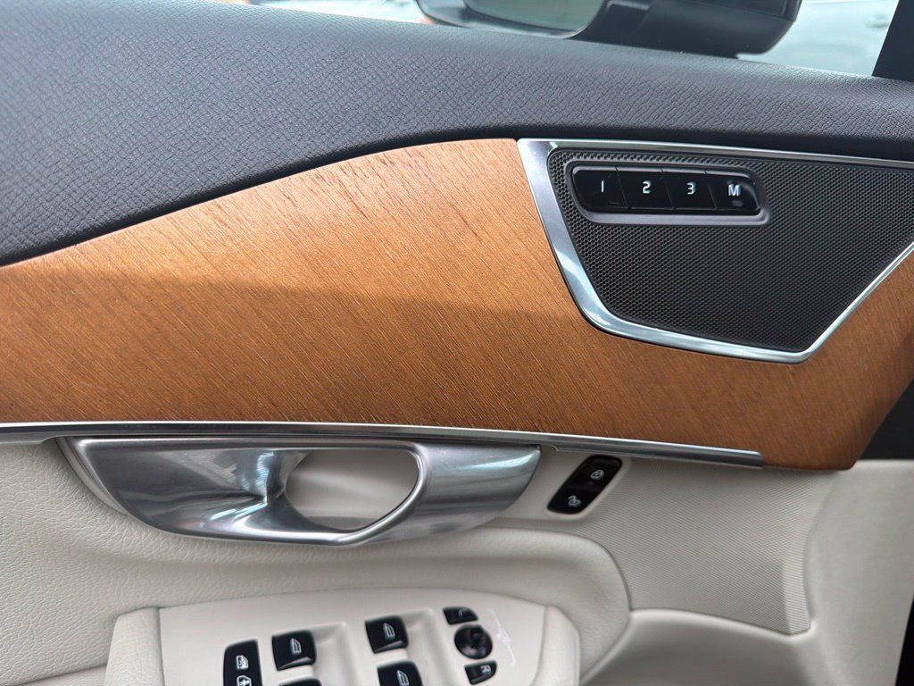Used 2022 Volvo XC90 T6 Momentum w/ Climate Package AWD/4WD image 9