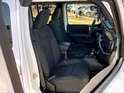 Used 2023 Jeep Wrangler Sahara image 8