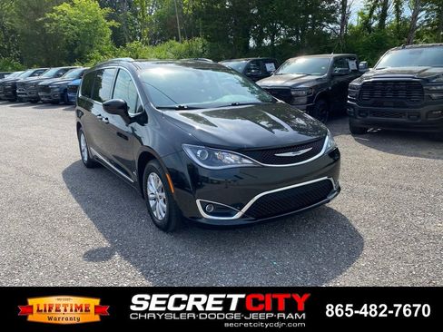 Used 2018 Chrysler Pacifica Touring-L FWD image 3