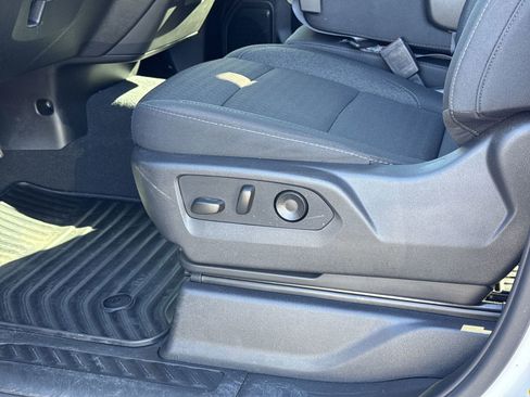 Used 2026 Chevrolet Silverado 2500 Custom w/ Custom Value Package image 17