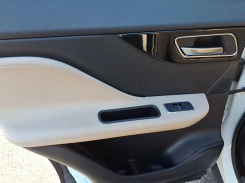 Used 2020 Jaguar F-PACE Premium image 21
