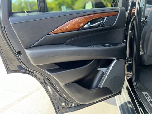 Used 2018 Cadillac Escalade Luxury image 34
