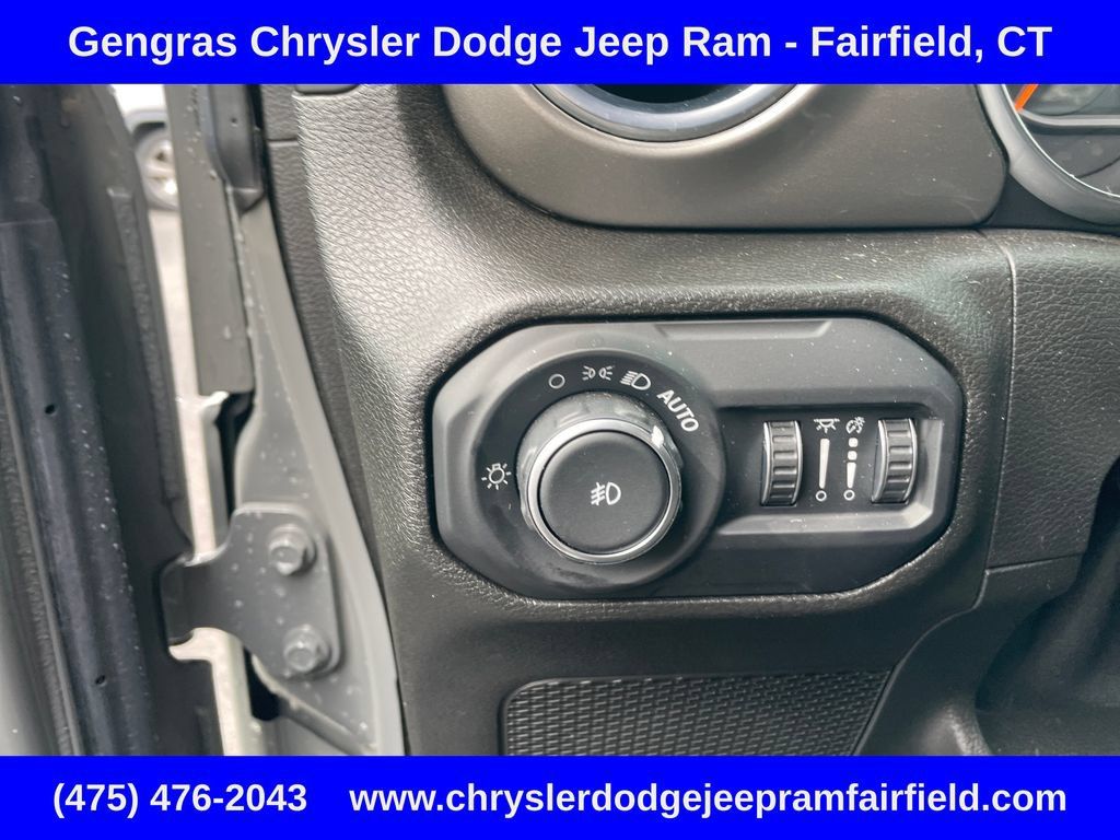 Used 2018 Jeep Wrangler Unlimited Sahara AWD/4WD image 43