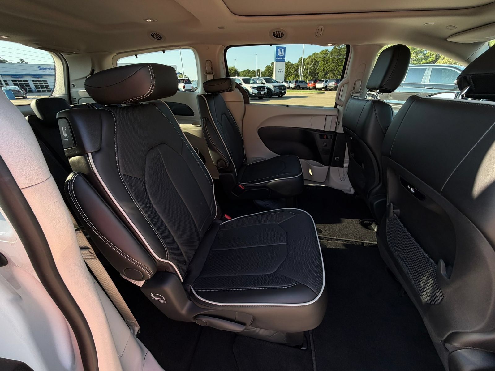 Used 2024 Chrysler Pacifica Limited AWD/4WD image 27