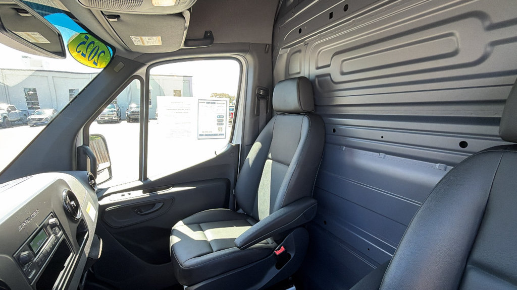 Used 2025 Mercedes-Benz Sprinter 2500 image 22