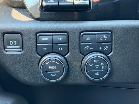 Used 2024 Chevrolet Silverado 1500 High Country w/ High Country Premium Package AWD/4WD image 18