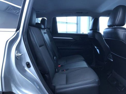 Used 2019 Toyota Highlander Plus w/ Phone Cable & Charge Package image 23