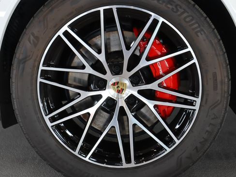 Certified 2024 Porsche Cayenne image 8