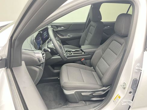 Used 2026 Chevrolet Equinox LT w/ Safety and Technology Package FWD image 9