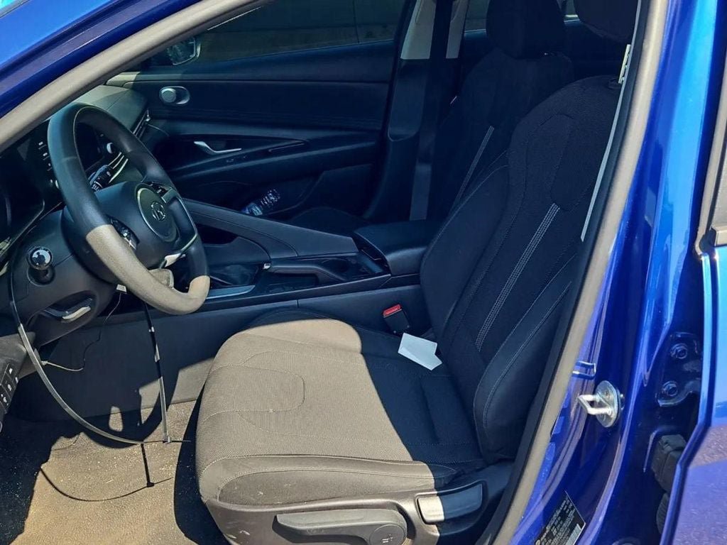Used 2021 Hyundai Elantra SE FWD image 6