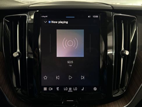 Used 2023 Volvo XC60 B5 Plus image 23