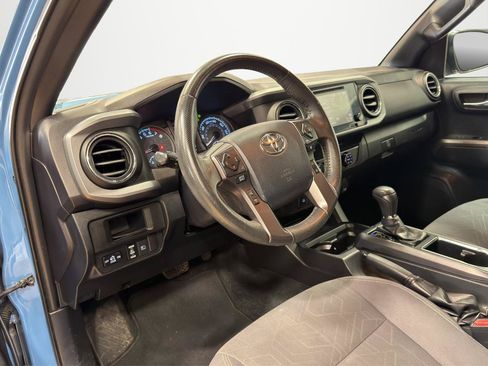 Used 2019 Toyota Tacoma TRD Off-Road AWD/4WD image 13