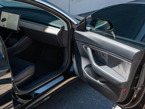Used 2018 Tesla Model 3 Long Range image 13