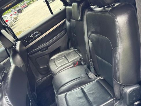 Used 2018 Ford Explorer XLT w/ Equipment Group 202A FWD image 16