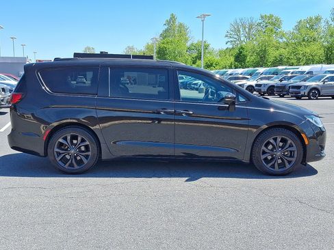 Used 2019 Chrysler Pacifica Limited FWD image 4