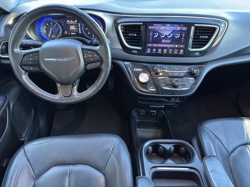 Used 2020 Chrysler Pacifica Touring-L image 8