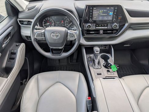 Used 2021 Toyota Highlander XLE image 28