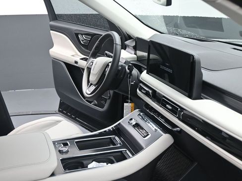 Used 2025 Lincoln Aviator 2WD w/ Equipment Group 101A image 20