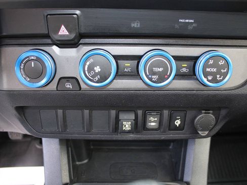 Used 2019 Toyota Tacoma TRD Sport AWD/4WD image 29