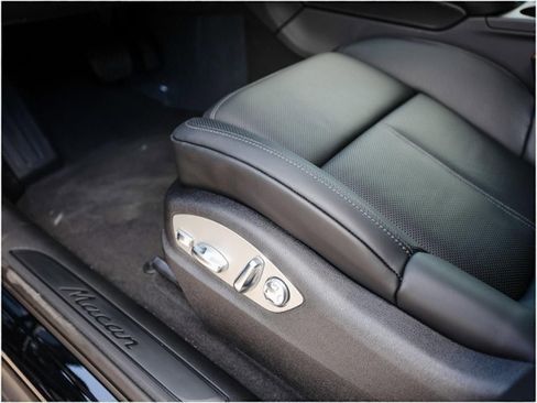 Certified 2025 Porsche Macan image 14