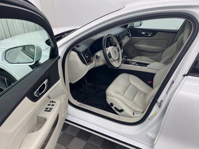Used 2021 Volvo S60 T5 Momentum w/ Advanced Package FWD image 11