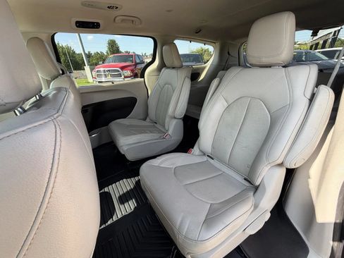 Used 2019 Chrysler Pacifica Touring-L FWD image 16