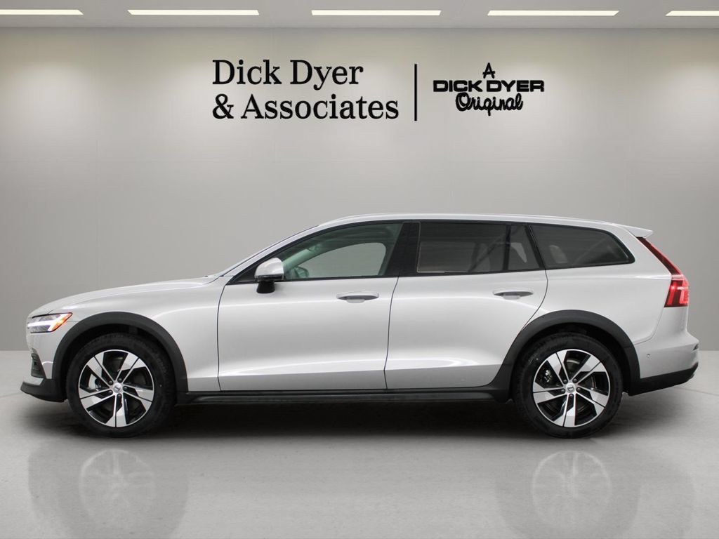Used 2025 Volvo V60 B5 Cross Country Plus AWD/4WD image 15
