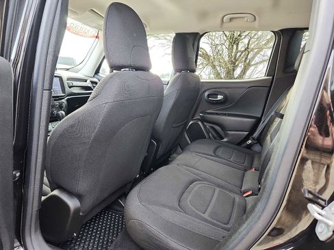 Certified 2022 Jeep Renegade Latitude w/ Convenience Group image 10