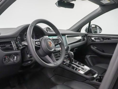 Used 2025 Porsche Macan image 4