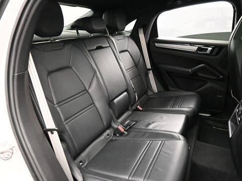 Certified 2023 Porsche Cayenne Platinum Edition image 28