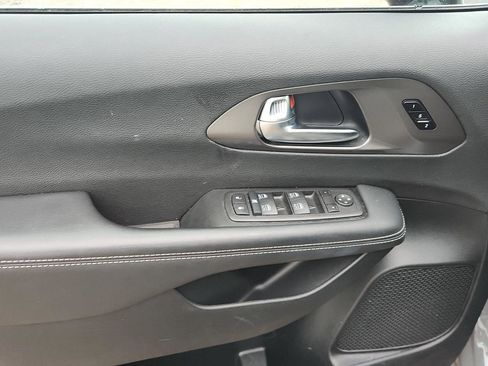Used 2025 Chrysler Pacifica Select FWD image 13