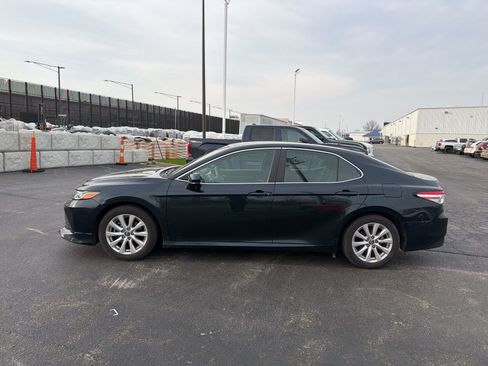 Used 2018 Toyota Camry LE image 3