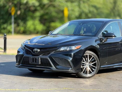 Used 2022 Toyota Camry SE FWD image 2