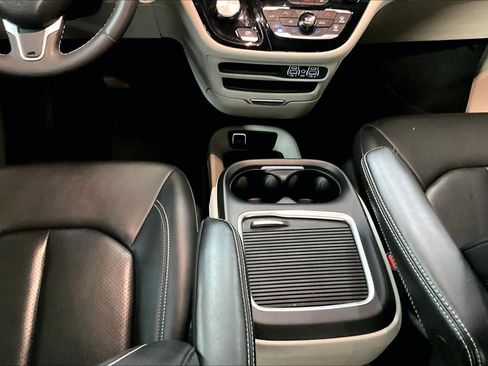 Used 2024 Chrysler Pacifica Touring-L FWD image 17