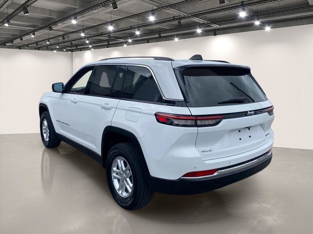 Used 2023 Jeep Grand Cherokee Laredo AWD/4WD image 5