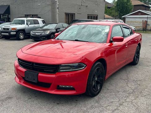 Used 2017 Dodge Charger SXT image 3