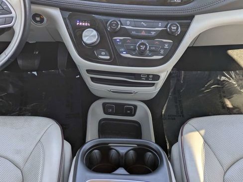 Used 2020 Chrysler Pacifica Limited image 22