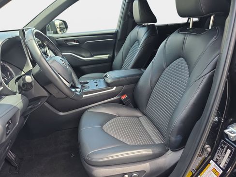 Used 2023 Toyota Highlander XSE FWD image 16