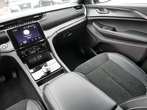 Used 2025 Jeep Grand Cherokee L Altitude image 11