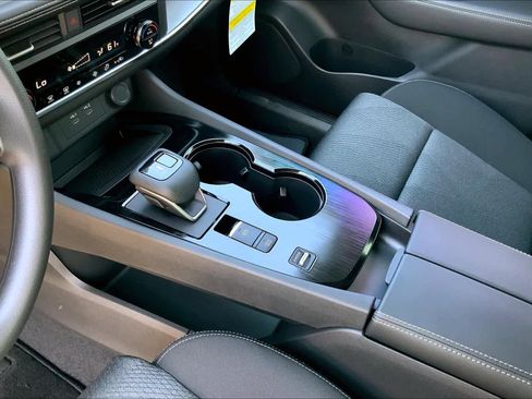 Used 2024 Nissan Rogue SV image 7