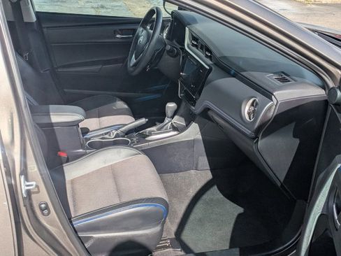 Used 2017 Toyota Corolla SE w/ SE Premium Package FWD image 18