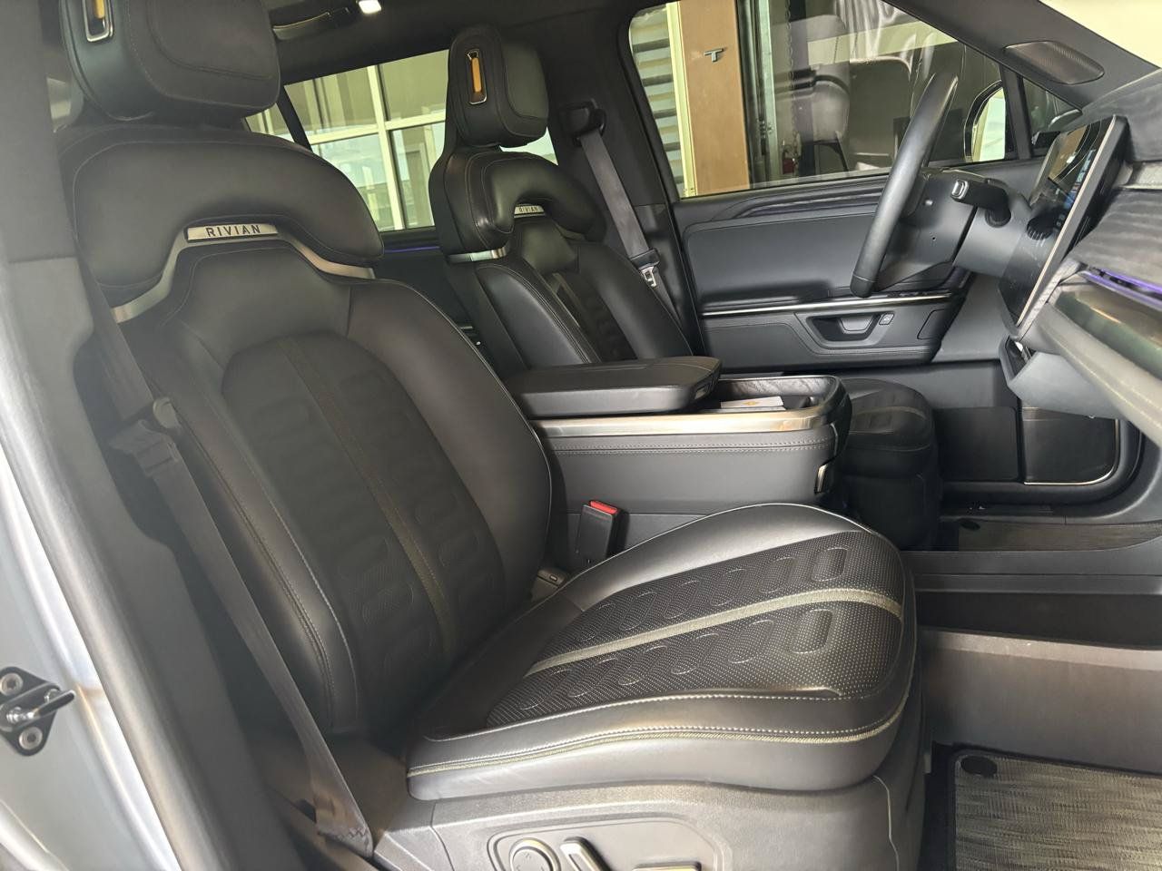 Used 2025 Rivian R1S Adventure Dual AWD/4WD image 18