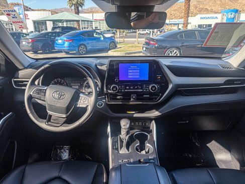 Certified 2024 Toyota Highlander XLE FWD image 15