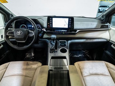 Used 2022 Toyota Sienna Limited image 12