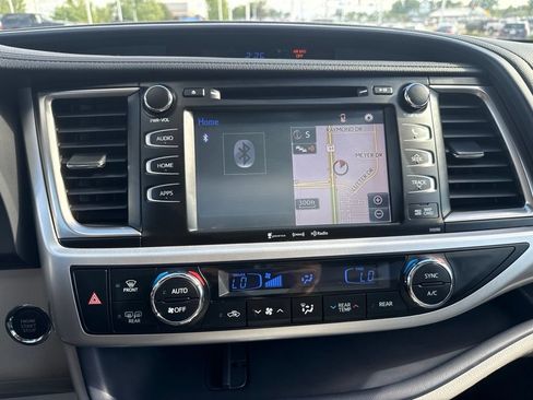 Used 2019 Toyota Highlander XLE AWD/4WD image 14