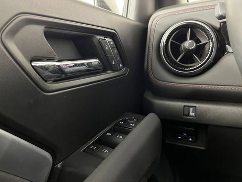 Used 2025 Chevrolet Colorado Z71 w/ Technology Package AWD/4WD image 38