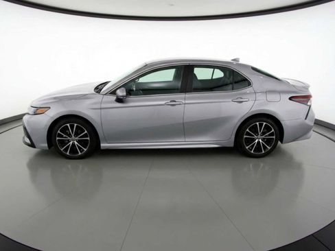 Used 2023 Toyota Camry SE image 4